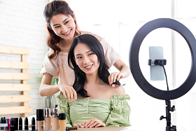 闺蜜在线直播整理发型图片