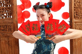 新年拿着红包的快乐女人照片