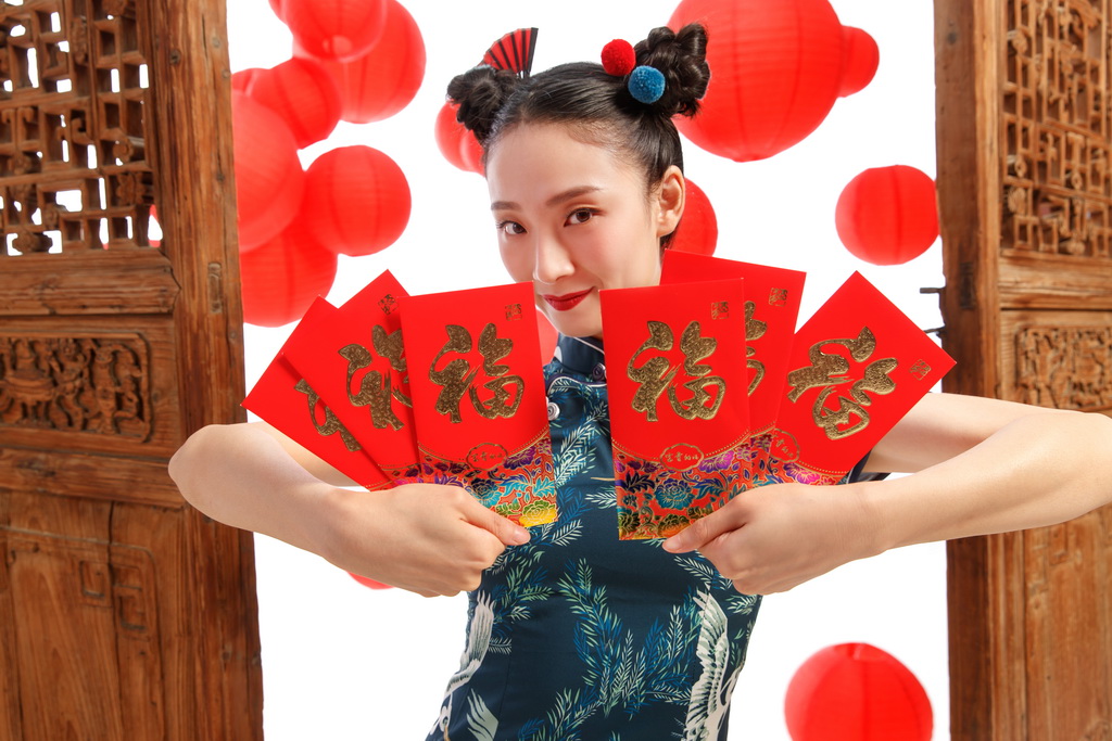 新年拿着红包的快乐女人照片 新年拿着红包的快乐女人照片