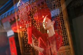 年轻女人过年挂中国结图片