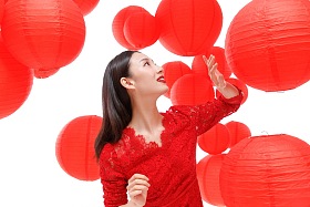 青年女人和红灯笼照片
