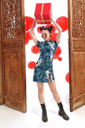 拿着新年礼物的快乐女人图片