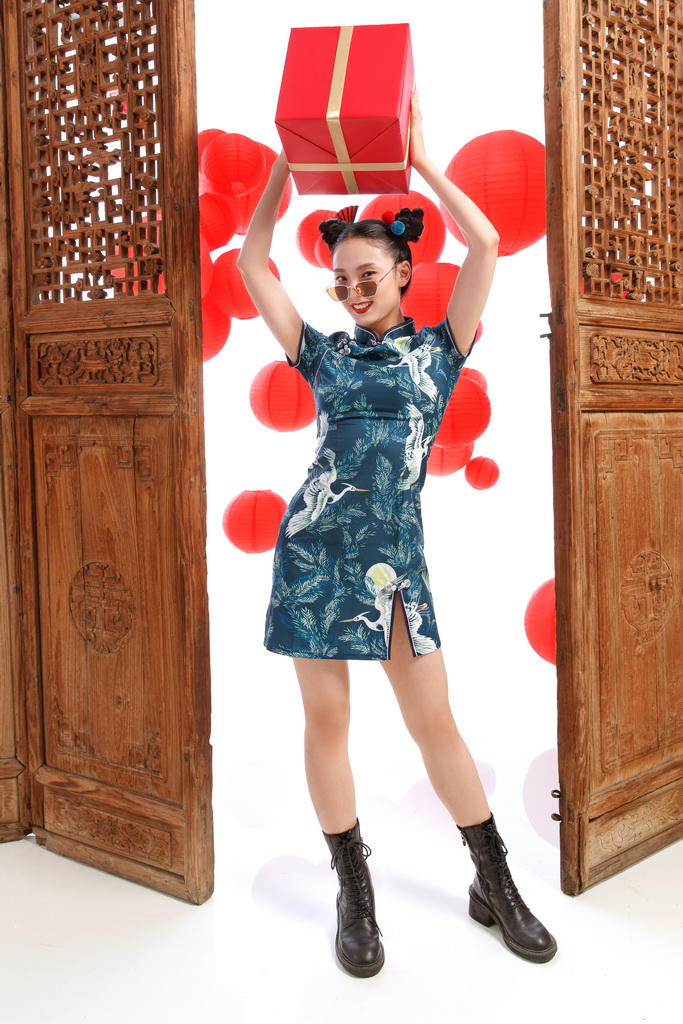 拿着新年礼物的快乐女人图片 拿着新年礼物的快乐女人图片