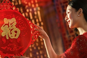 年轻女人过年贴窗花