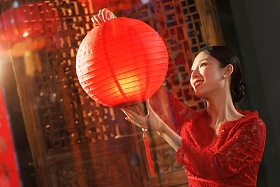 年轻女人过年挂红灯笼照片