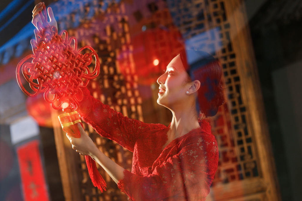 年轻女人过年挂中国结 年轻女人过年挂中国结