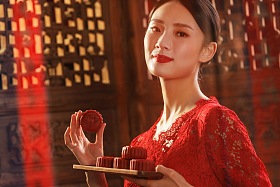 拿着点心的青年女人照片