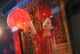 年轻女人过年挂红灯