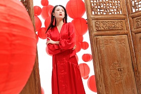 漂亮女人和红灯