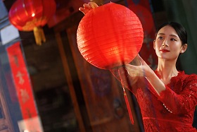 年轻女人过年挂红灯