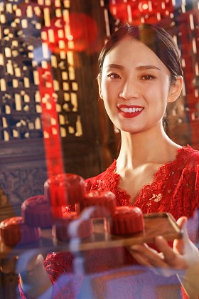 拿着点心的青年女人照片