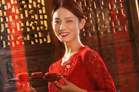 拿着点心的青年女人