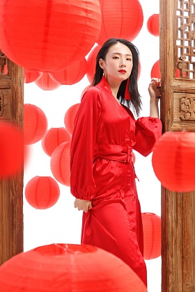 漂亮女人和红灯笼照片