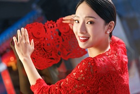 年轻女人过年贴窗花