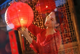 年轻女人过年挂红灯