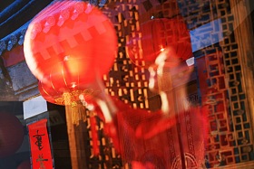 年轻女人过年挂红灯