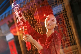 年轻女人过年挂中国结