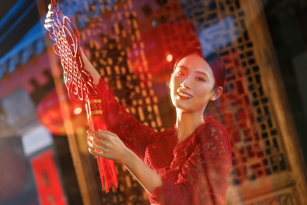 年轻女人过年挂中国结 年轻女人过年挂中国结