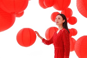 青年女人和红灯笼图片
