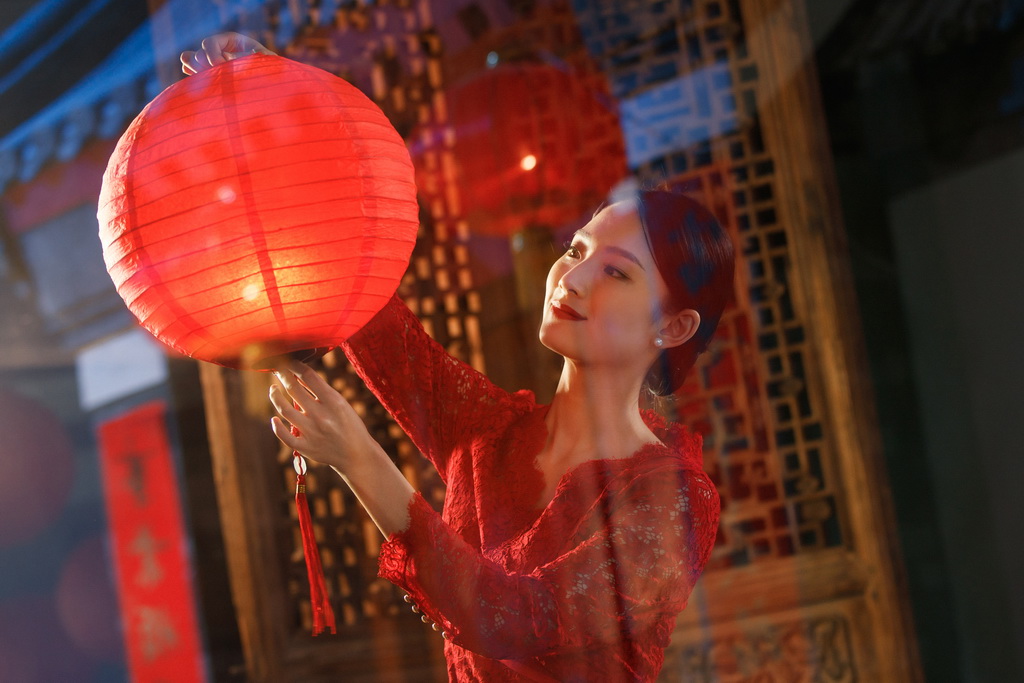 年轻女人过年挂红灯笼照片