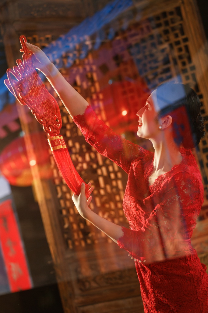 年轻女人过年挂中国结图片