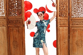 拿着扇子的漂亮女人图片