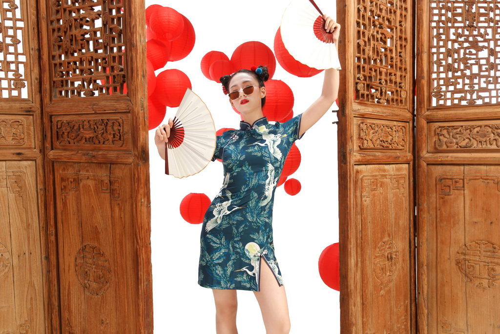 拿着扇子的漂亮女人图片