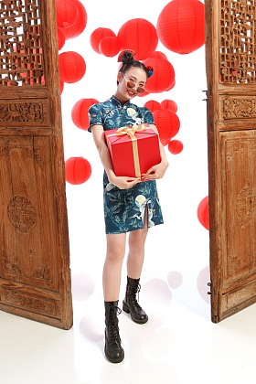 拿着新年礼物的快乐女人