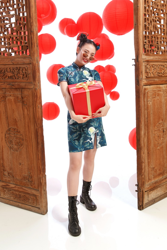 拿着新年礼物的快乐女人 拿着新年礼物的快乐女人