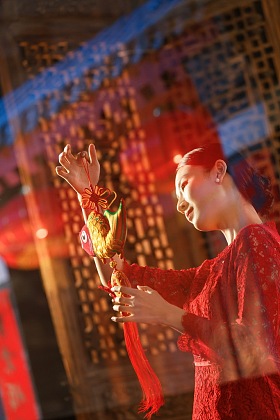 年轻女人过年挂中国结图片