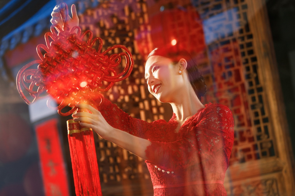 年轻女人过年挂中国结图片 年轻女人过年挂中国结图片