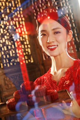 新年端着点心的年轻女人照片