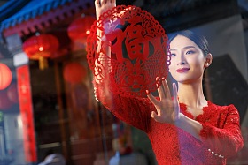 年轻女人过年贴窗花图片