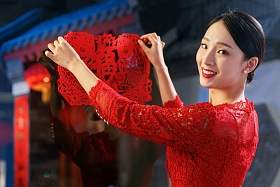 年轻女人过年贴窗花