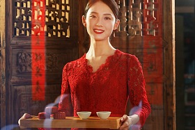 新年拿着茶点的青年女人