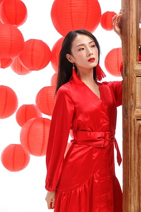 漂亮女人和红灯笼照片