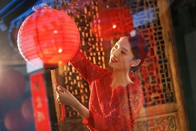 年轻女人过年挂红灯笼图片