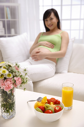 幸福的孕妇照片