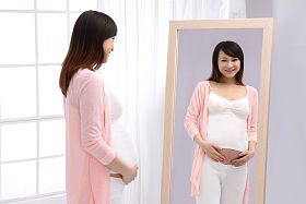 孕妇照镜子照片