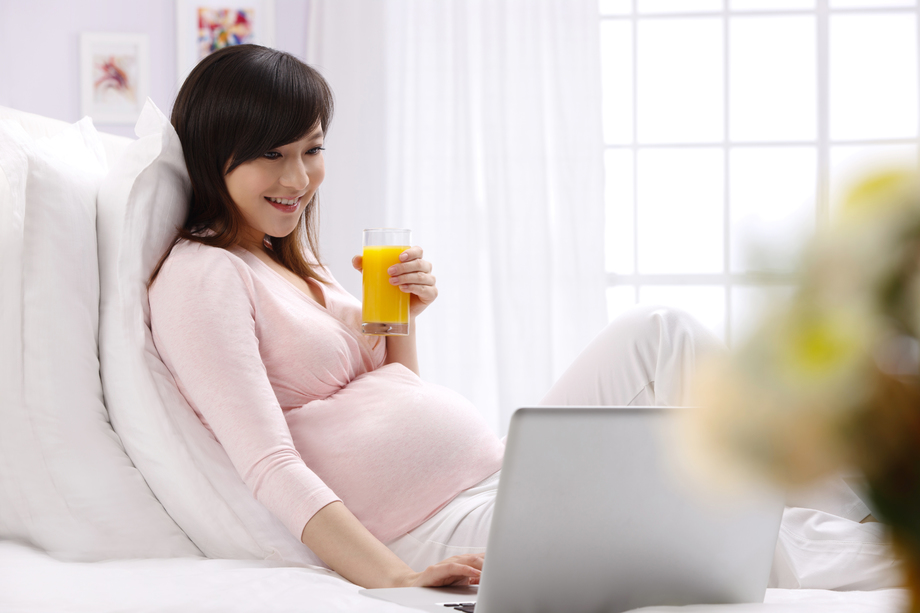孕妇喝果汁图片