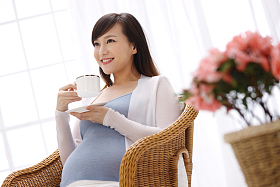 孕妇喝水图片