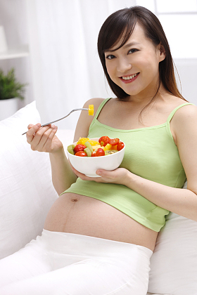 孕妇吃水果沙拉照片