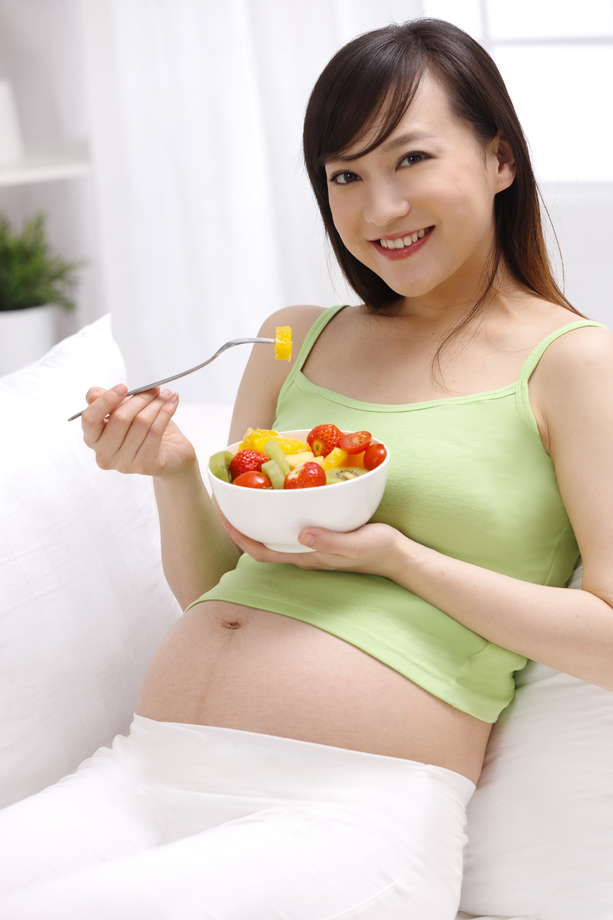 孕妇吃水果沙拉照片 孕妇吃水果沙拉照片