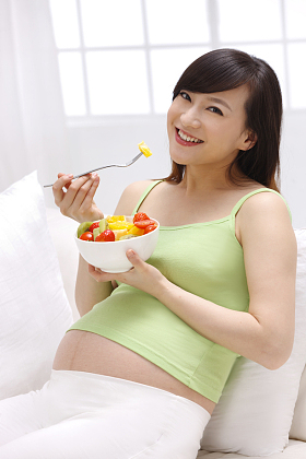 孕妇吃水果沙拉图片
