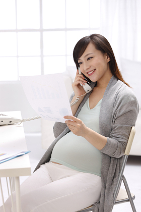 孕妇打电话照片