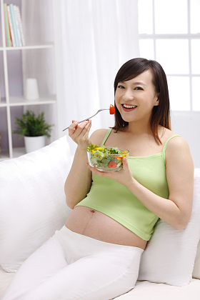 孕妇吃水果沙拉