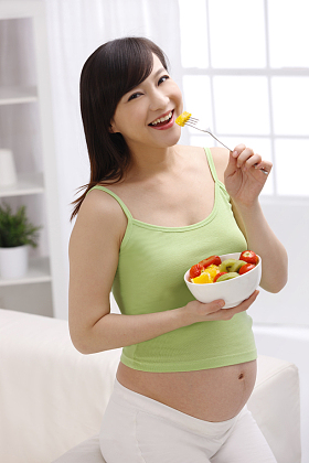 孕妇吃水果沙拉照片