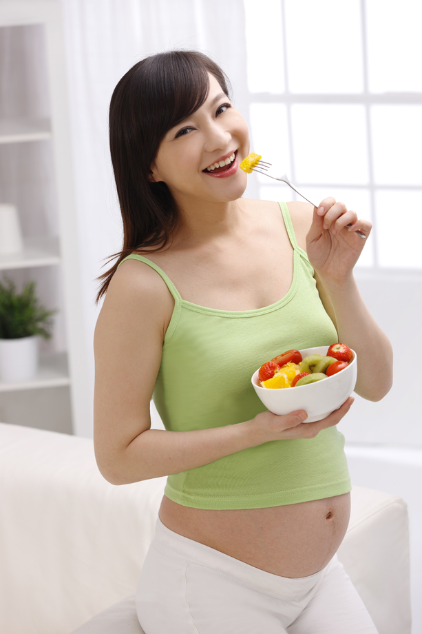 孕妇吃水果沙拉照片