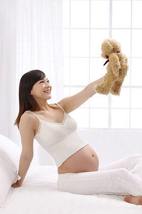 孕妇拿着玩具熊图片