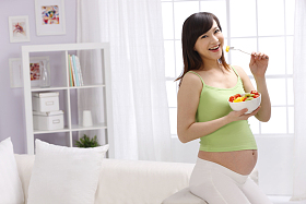 孕妇吃水果沙拉图片
